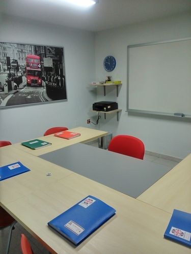 Aula Stafford con mesa de trabajo y pizarra blanca