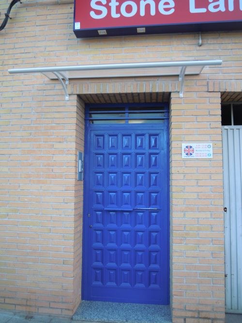 Puerta de acceso al centro con el logotipo de Stone
