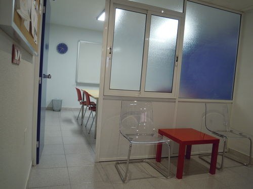 Pasillo interior que da acceso a las aulas