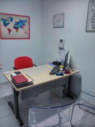 Zona de trabajo del centro con material didáctico y ordenador