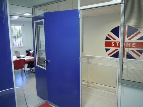 Entrada interior del centro con el logotipo de Stone en la pared