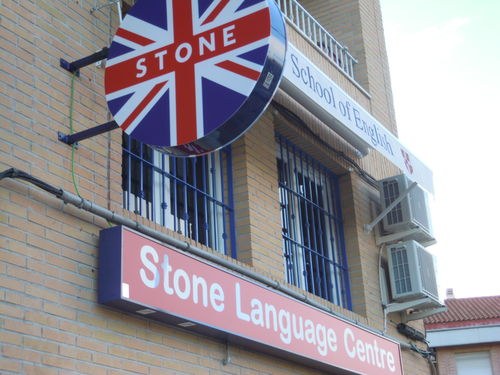 Rótulo iluminado de Stone Language Centre, School of English, en Molina de Segura