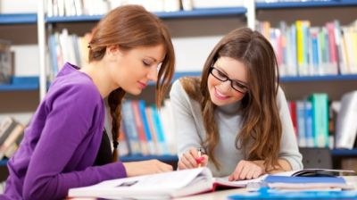 Estudiantes leyendo en una biblioteca